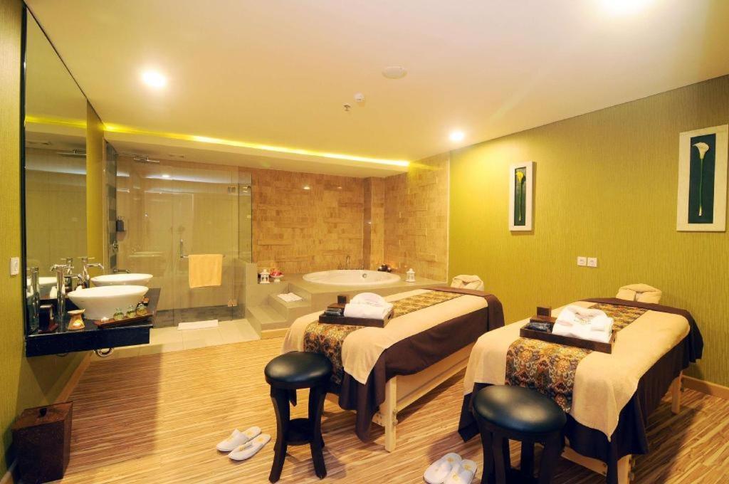Golden Tulip Galaxy Hotel Banjarmasin Ngoại thất bức ảnh